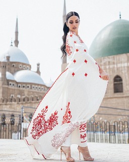 Dorra Zarrouk feet photo thumbnail