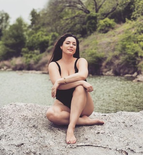 Kelly Brook feet photo thumbnail