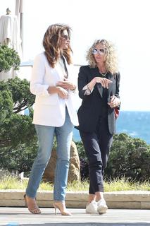Cindy Crawford feet photo thumbnail
