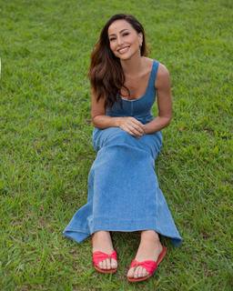 Sabrina Sato feet photo thumbnail