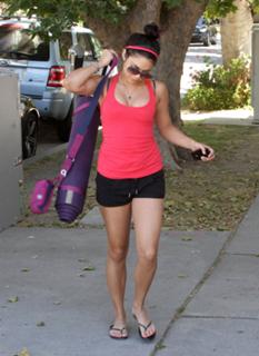Vanessa Hudgens feet photo thumbnail