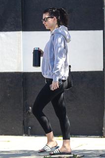 Camila Morrone feet photo thumbnail
