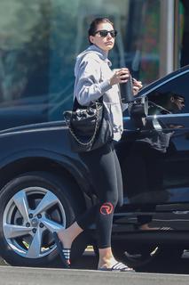 Camila Morrone feet photo thumbnail
