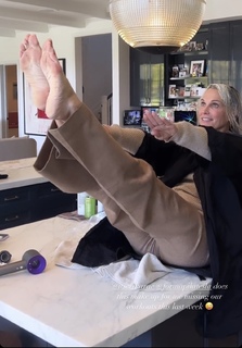 Molly Sims feet photo thumbnail