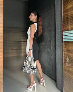 Anushka Sen feet photo thumbnail