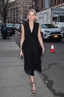 Naomi Watts feet photo thumbnail