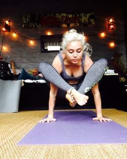Miley Cyrus feet photo thumbnail