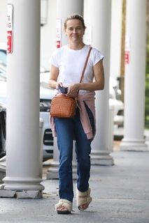 Reese Witherspoon feet photo thumbnail