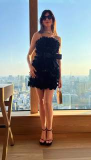 Anne Hathaway feet photo thumbnail