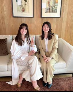 Anne Hathaway feet photo thumbnail