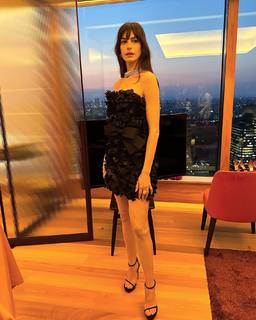 Anne Hathaway feet photo thumbnail