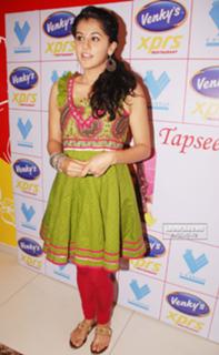Taapsee Pannu feet photo thumbnail
