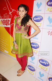 Taapsee Pannu feet photo thumbnail