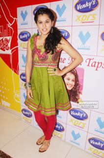 Taapsee Pannu feet photo thumbnail