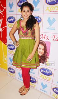 Taapsee Pannu feet photo thumbnail