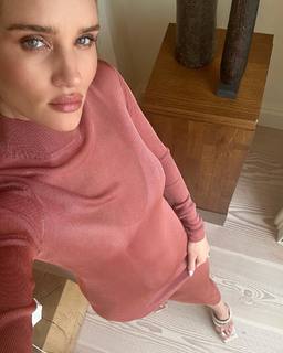 Rosie Huntington-Whiteley feet photo thumbnail