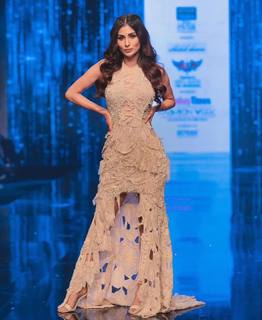 Mouni Roy feet photo thumbnail