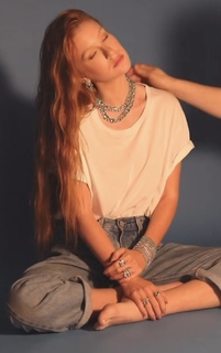 Marina Ruy Barbosa feet photo thumbnail