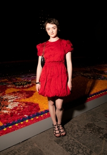 Maisie Williams feet photo thumbnail