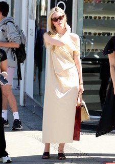 Elle Fanning feet photo thumbnail