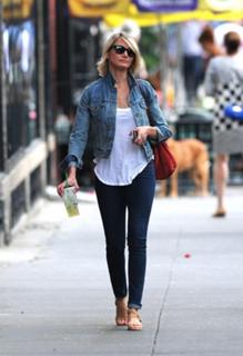 Cameron Diaz feet photo thumbnail