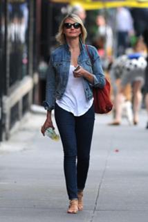 Cameron Diaz feet photo thumbnail
