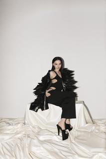 Dove Cameron feet photo thumbnail