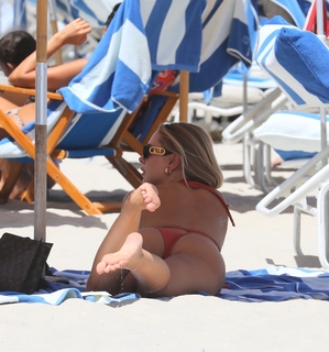 Kimberley Garner feet photo thumbnail