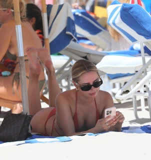 Kimberley Garner feet photo thumbnail