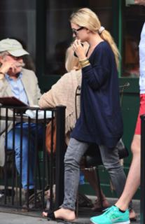 Ashley Olsen feet photo thumbnail