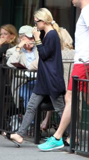 Ashley Olsen feet photo thumbnail