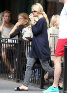 Ashley Olsen feet photo thumbnail