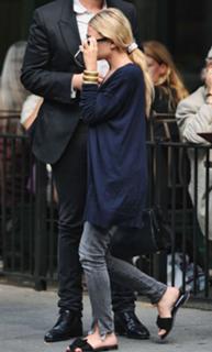 Ashley Olsen feet photo thumbnail