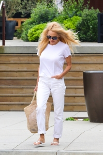 Pamela Anderson feet photo thumbnail