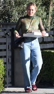 Hilary Duff feet photo thumbnail