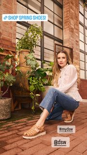 Emma Roberts feet photo thumbnail