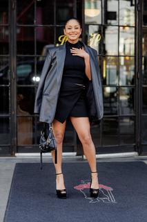 Vanessa Hudgens feet photo thumbnail