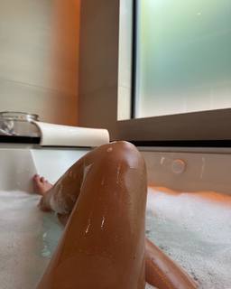 Kylie Jenner feet photo thumbnail