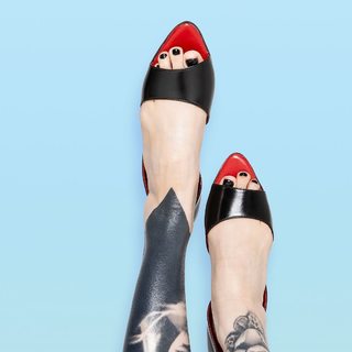 Katherine von Drachenberg feet photo thumbnail