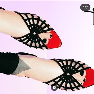 Katherine von Drachenberg feet photo thumbnail