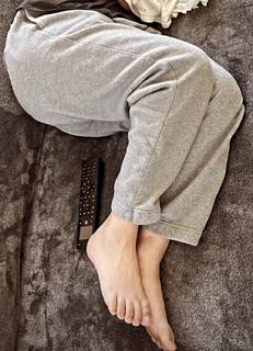 Kaley Cuoco feet photo thumbnail