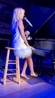 Debbie Gibson feet photo thumbnail