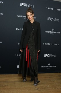 Katie Holmes feet photo thumbnail