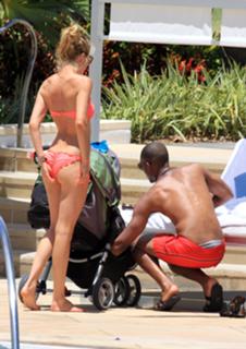 Doutzen Kroes feet photo thumbnail
