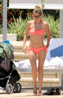 Doutzen Kroes feet photo thumbnail