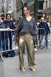 Katie Holmes feet photo thumbnail