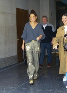Katie Holmes feet photo thumbnail