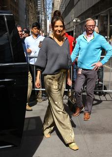 Katie Holmes feet photo thumbnail