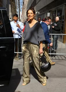 Katie Holmes feet photo thumbnail
