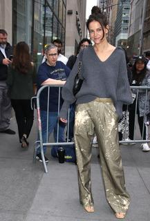 Katie Holmes feet photo thumbnail